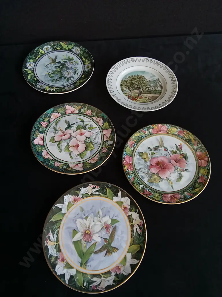 5 PIECES DECORATIVE PLATES Image 1++