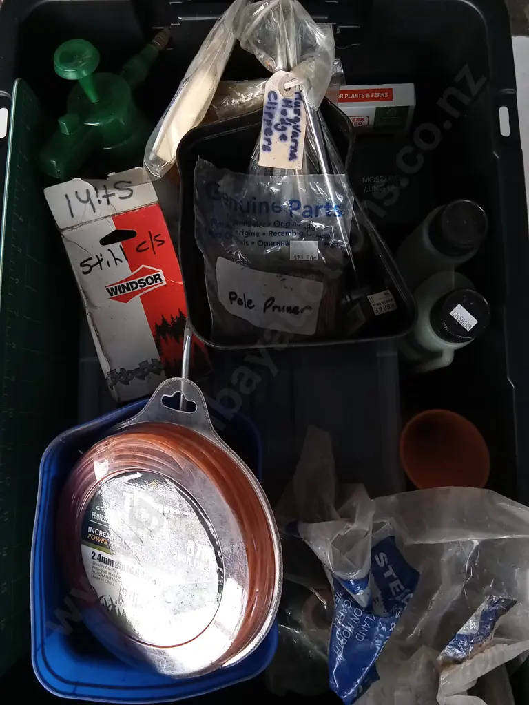 BOX OF GARDENING AND CLEANING ITEMS Image 1++