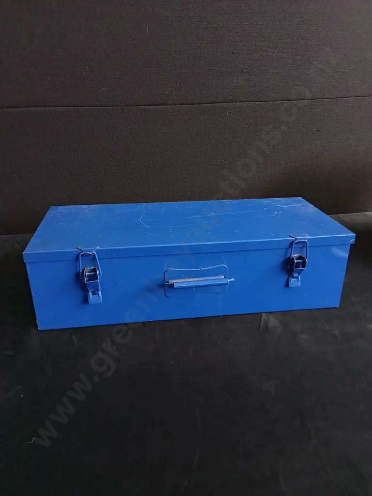 METAL TOOLBOX WITH CONTENTS Image 1++