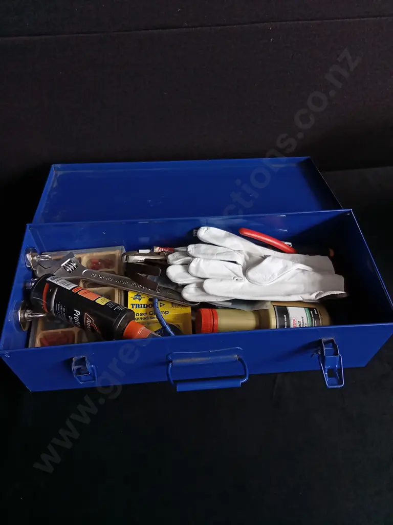METAL TOOLBOX WITH CONTENTS Image 1++