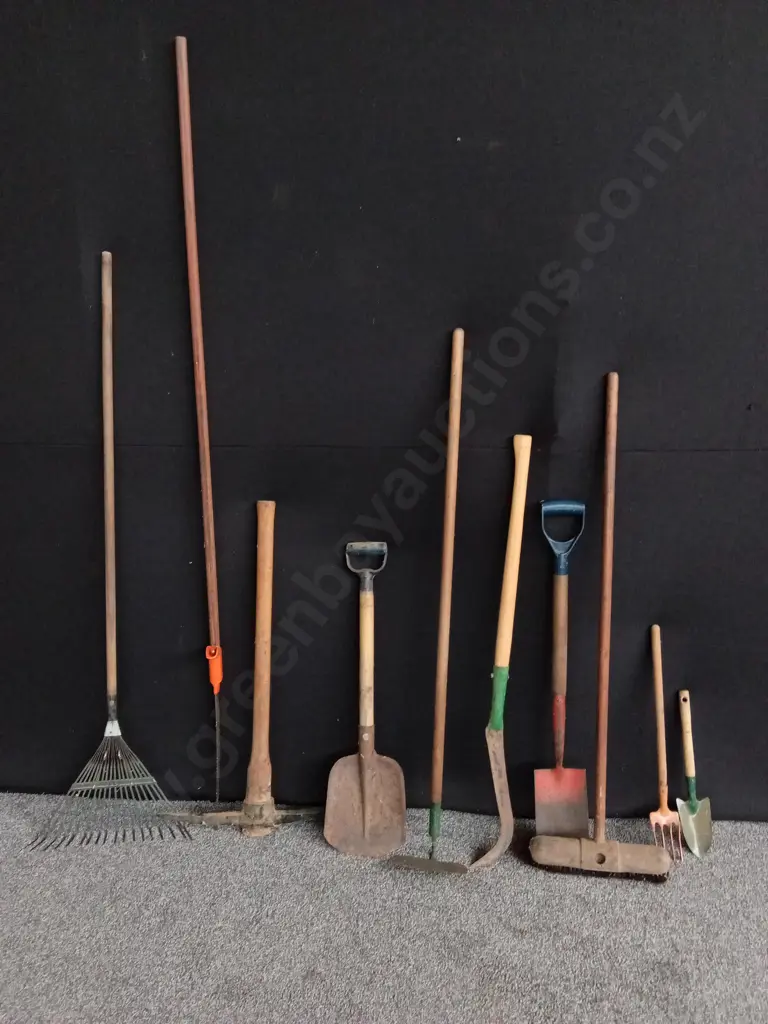 10 X ASSORTED GARDEN TOOLS Image 1++