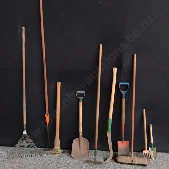 10 X ASSORTED GARDEN TOOLS