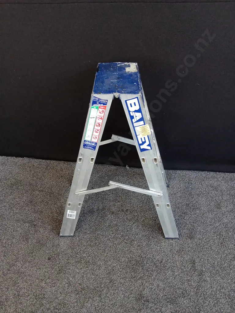 FOLDABLE BAILEY STEP LADDER Image 1++