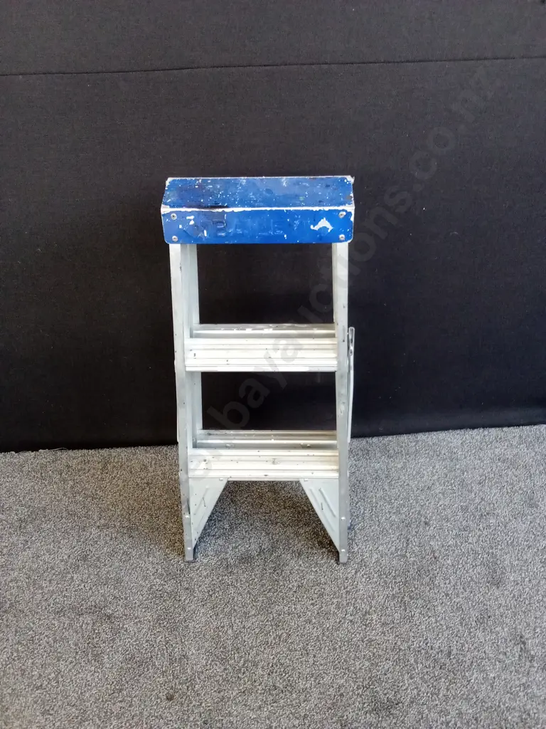 FOLDABLE BAILEY STEP LADDER Image 1++