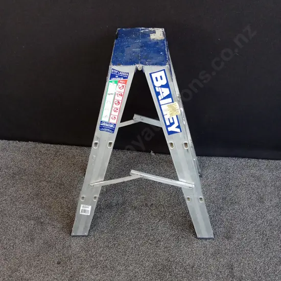 FOLDABLE BAILEY STEP LADDER