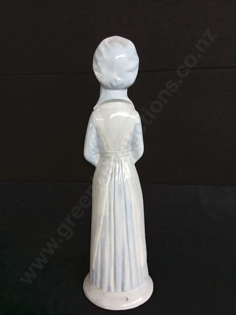 VINTAGE AMISH WOMAN PORCELAIN FIGURINE Image 1++