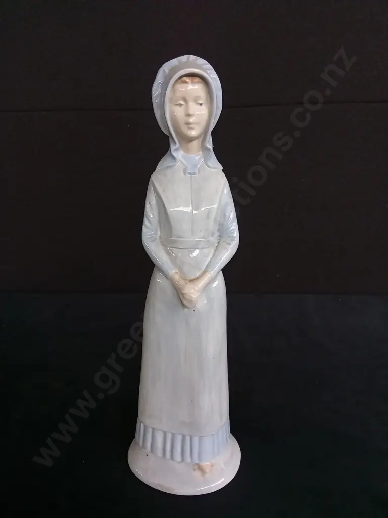 VINTAGE AMISH WOMAN PORCELAIN FIGURINE Image 1++