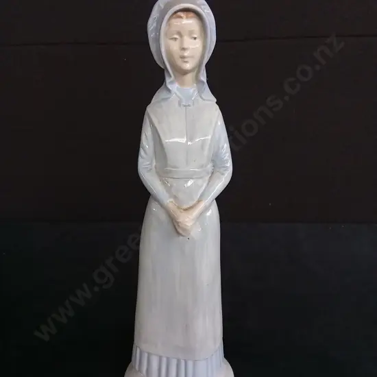 VINTAGE AMISH WOMAN PORCELAIN FIGURINE