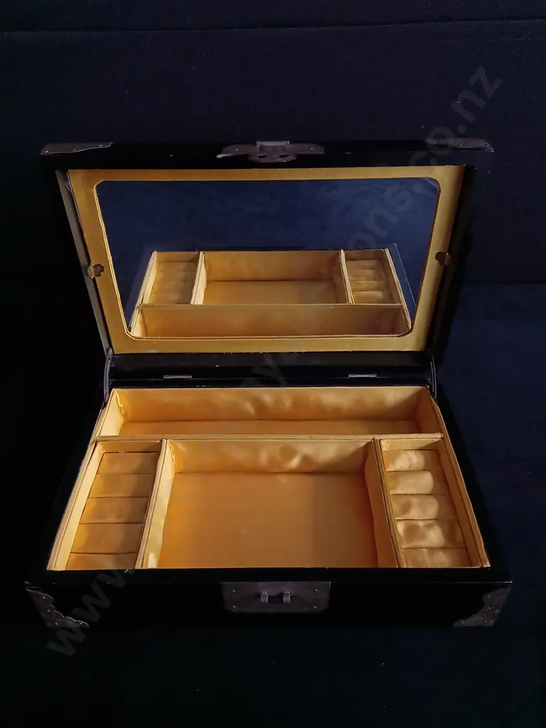 VINTAGE JEWELLERY BOX Image 1++