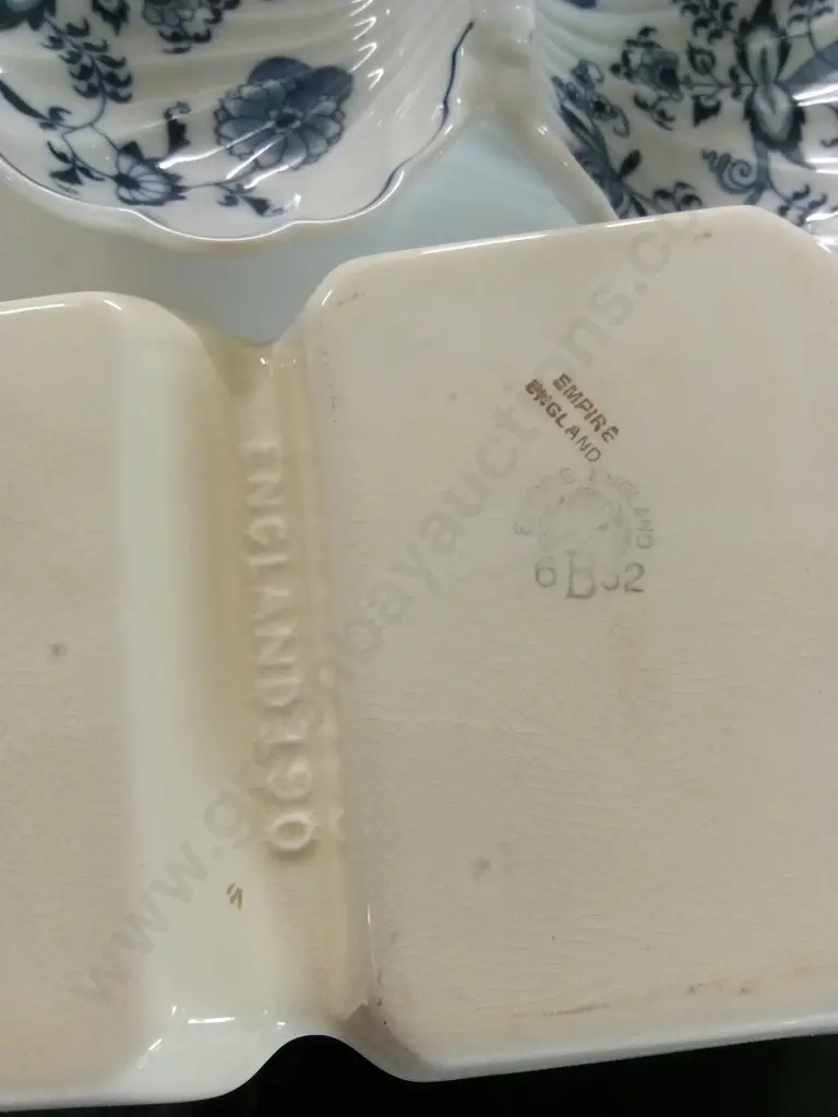2 VINTAGE PORCELAIN SERVING DISHES AND A CERAMIC BASKET Image 1++