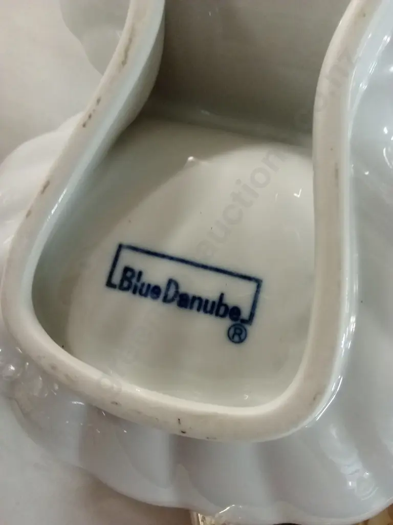 2 VINTAGE PORCELAIN SERVING DISHES AND A CERAMIC BASKET Image 1++