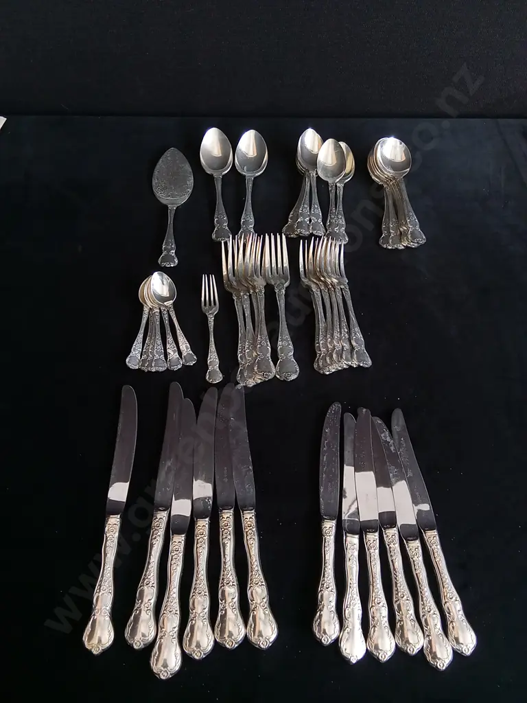 46 PIECES G. & E. RODD SILVER PLATED CUTLERY SET "CAMILLE" PATTERN, AND DISH RACK Image 1++