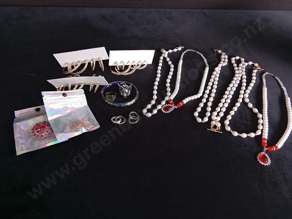 ASSORTED JEWELLERY Image 1++