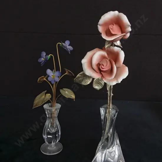 2 CRYSTAL VASES WITH VIOLET AND ROSE SCULPTURAL DECOR
