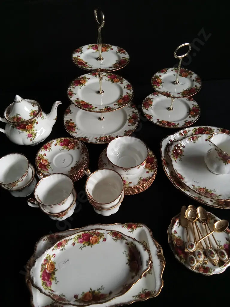 ROYAL ALBERT OLD COUNTRY ROSES BONE CHINA DINNER AND TEA SERVICE SET Image 1++