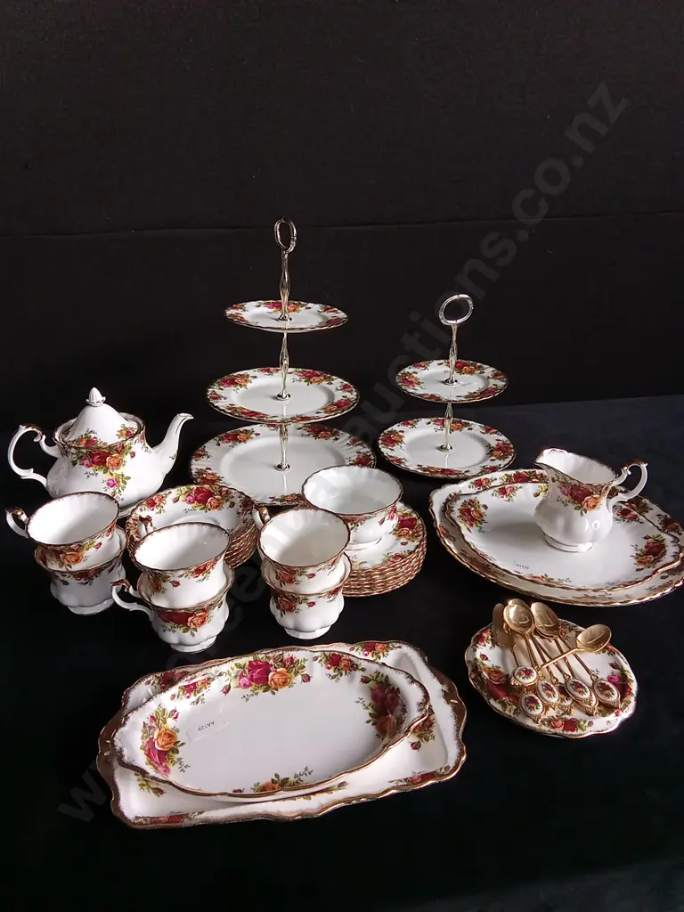 ROYAL ALBERT OLD COUNTRY ROSES BONE CHINA DINNER AND TEA SERVICE SET Image 1++