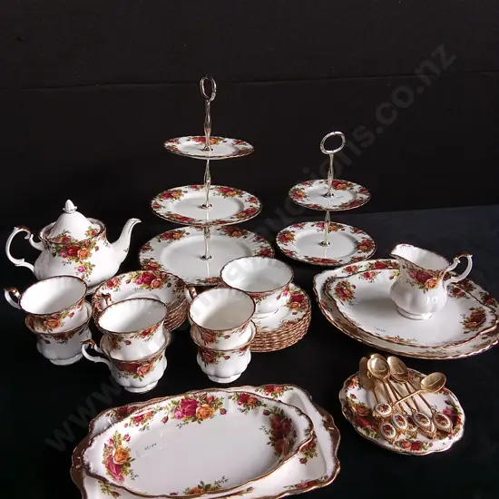 ROYAL ALBERT OLD COUNTRY ROSES BONE CHINA DINNER AND TEA SERVICE SET