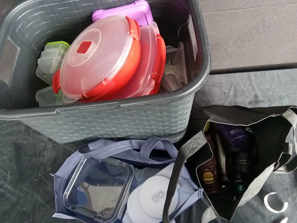 BIN OF ASSORTED TUPPERWARE AND WATER BOTTLES Image 1++