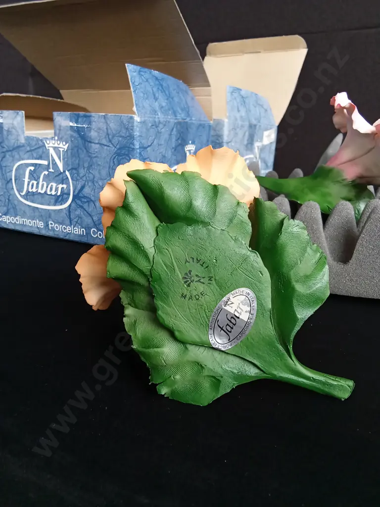 PAIR OF CAPODIMONTE PORCELAIN HIBISCUS FLOWERS BOXED Image 1++