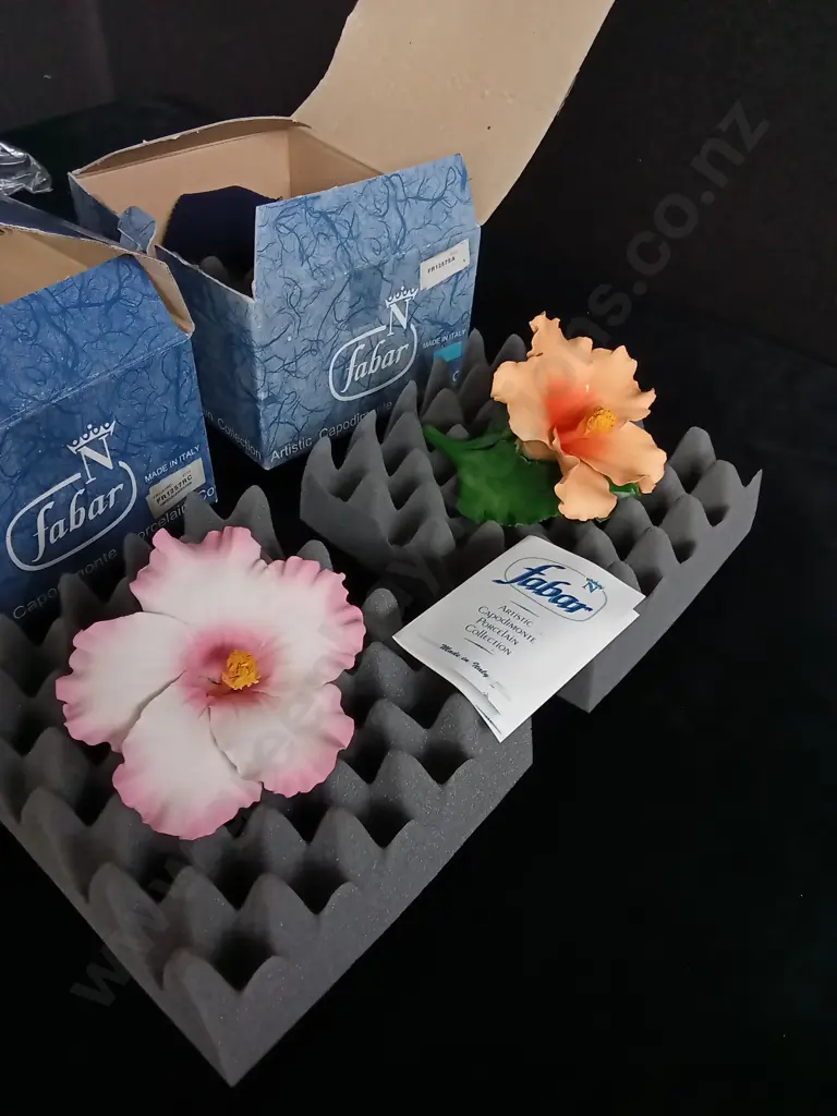 PAIR OF CAPODIMONTE PORCELAIN HIBISCUS FLOWERS BOXED Image 1++