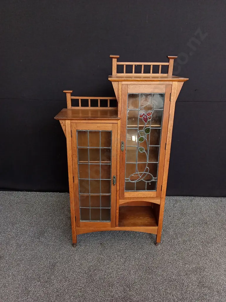 VINTAGE OAK ARTS AND CRAFTS STYLE BOOKCASE CABINET WITH GLASS DOORS AND LEADLIGHT DETAIL H 146CM D 33CM L 79CM Image 1++