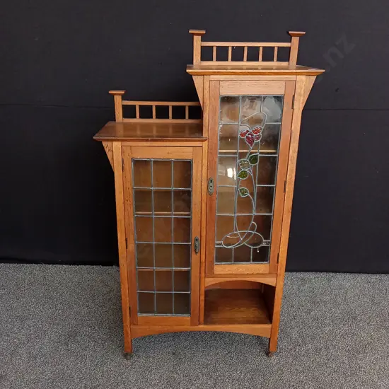 VINTAGE OAK ARTS AND CRAFTS STYLE BOOKCASE CABINET WITH GLASS DOORS AND LEADLIGHT DETAIL H 146CM D 33CM L 79CM
