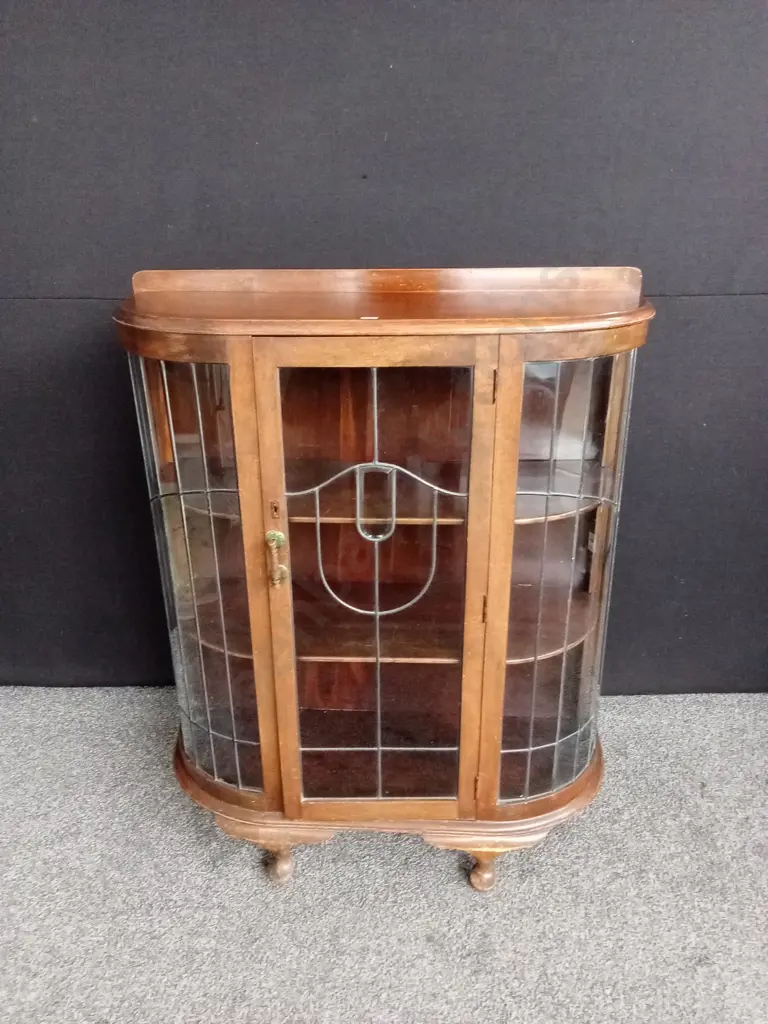 BEAUTIFUL VINTAGE ART DECO LEAD LIGHT DISPLAY CABINET LIKELY OAK OR WALNUT H 115CM L 91CM D 34CM Image 1++