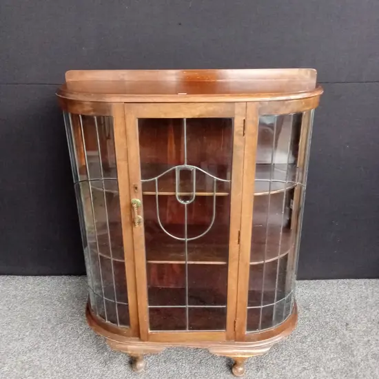 BEAUTIFUL VINTAGE ART DECO LEAD LIGHT DISPLAY CABINET LIKELY OAK OR WALNUT H 115CM L 91CM D 34CM