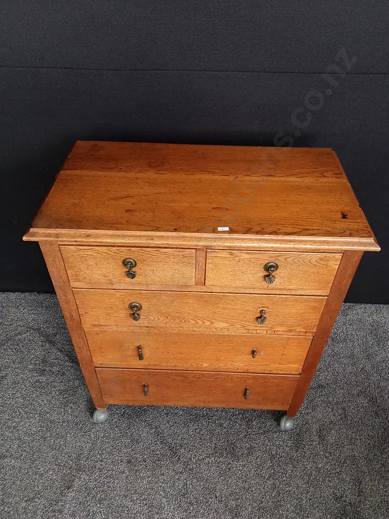 VINTAGE SOLID OAK CHEST OF DRAWERS WITH ADDED CASTORS AND BRASS HARWARE H 93CM X W 79CM X D 39CM Image 1++