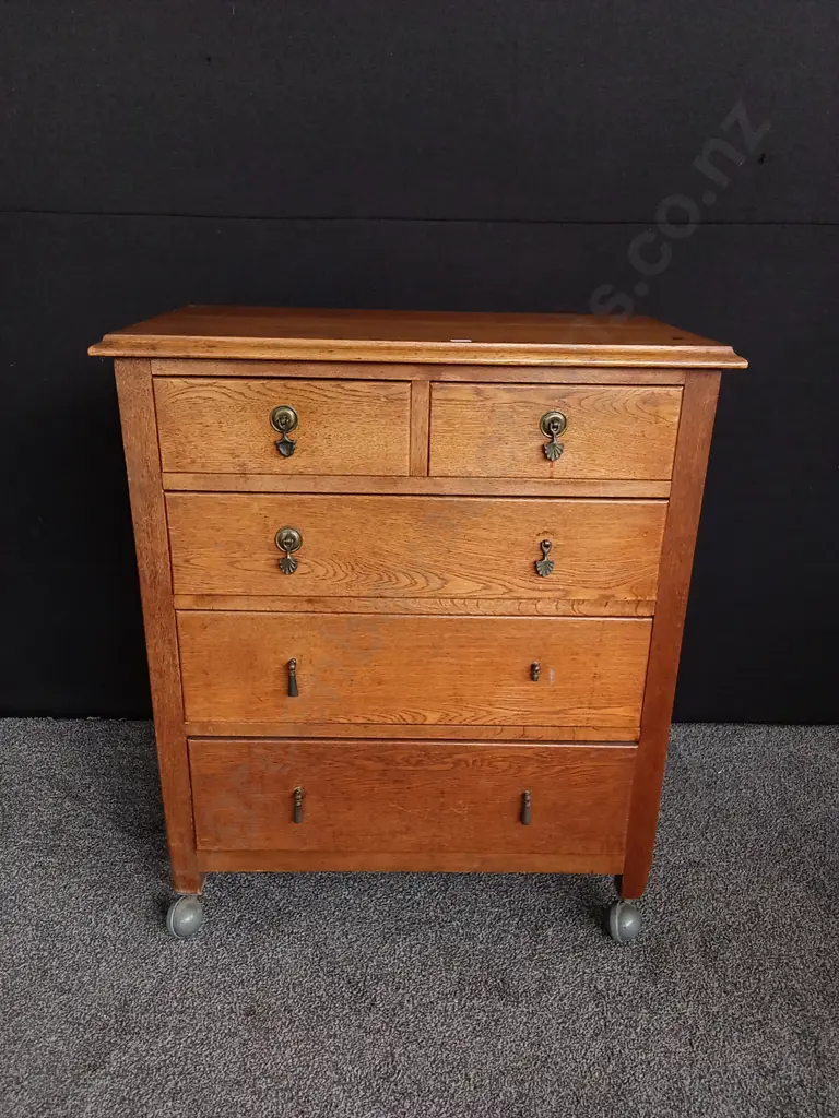 VINTAGE SOLID OAK CHEST OF DRAWERS WITH ADDED CASTORS AND BRASS HARWARE H 93CM X W 79CM X D 39CM Image 1++