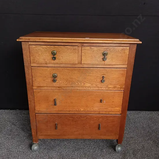 VINTAGE SOLID OAK CHEST OF DRAWERS WITH ADDED CASTORS AND BRASS HARWARE H 93CM X W 79CM X D 39CM