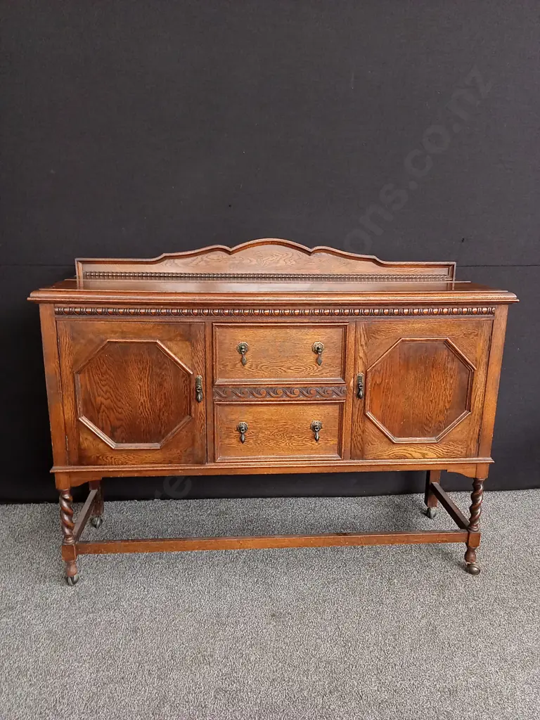 VINTAGE JACOBEAN STYLE OAK GALLERY BACK SIDEBOARD H 105CM X W 147CM X D 45CM (NOTE TOP HAS SPLIT REQUIRES REPAIR) Image 1++