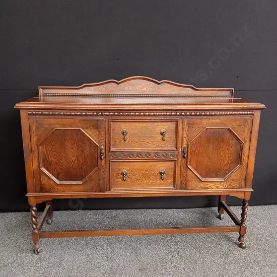 VINTAGE JACOBEAN STYLE OAK GALLERY BACK SIDEBOARD H 105CM X W 147CM X D 45CM (NOTE TOP HAS SPLIT REQUIRES REPAIR)