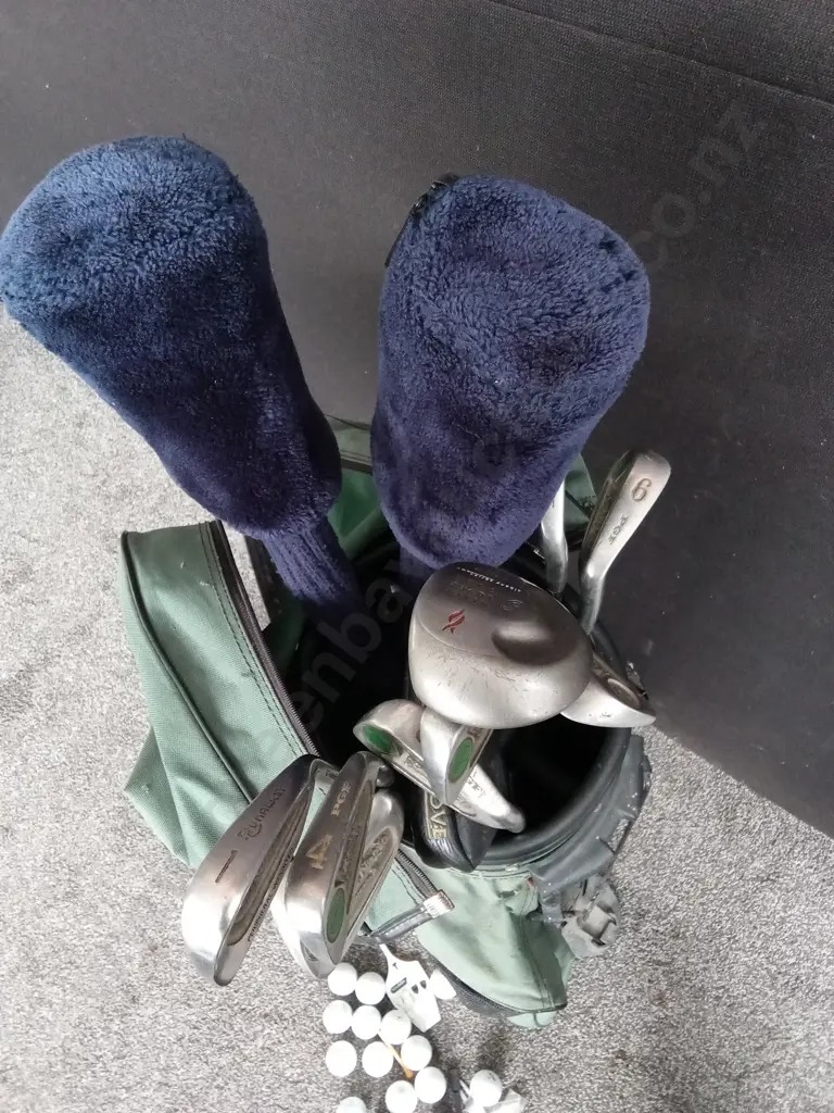 SPALDING GOLF BAG WITH 12 GOLF CLUBS AND OTHER GOLF ITEMS Image 1++