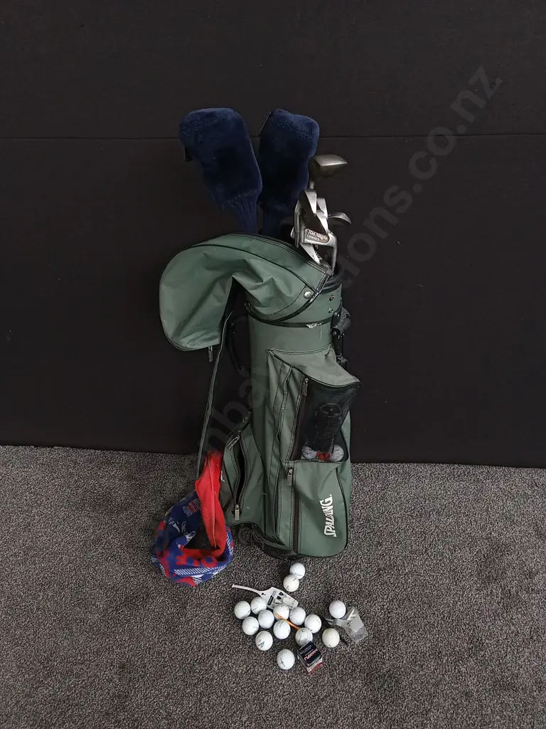 SPALDING GOLF BAG WITH 12 GOLF CLUBS AND OTHER GOLF ITEMS Image 1++