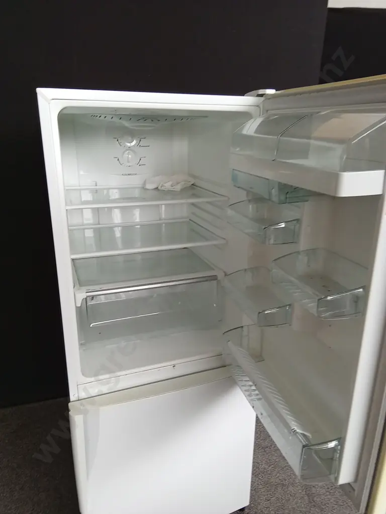 WESTINGHOUSE WBM3700WB-R FRIDGE FREEZER Image 1++