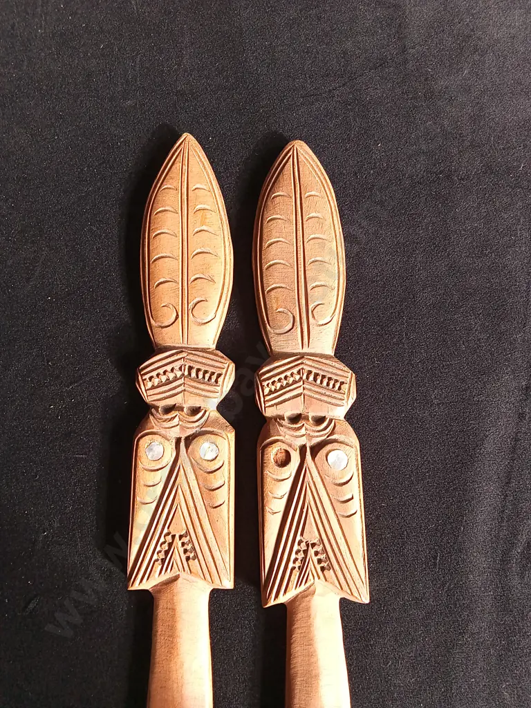 2 HAND CARVED WOODEN ITEMS Image 1++