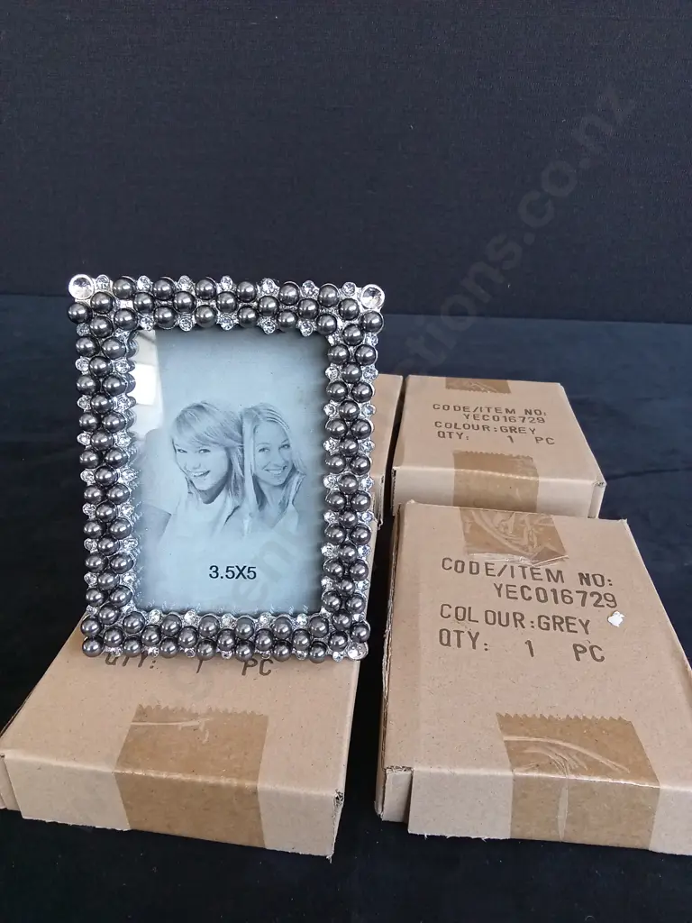 4 GREY 3.5 X 5 PHOTO FRAMES Image 1++