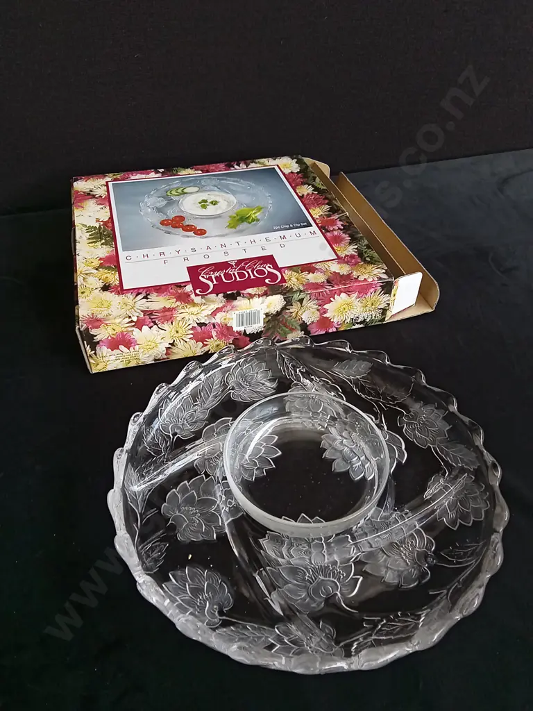 CRYSTAL CLEAR STUDIOS CHRYSANTHEMUM FROSTED CHIP AND DIP SET, BOXED Image 1++