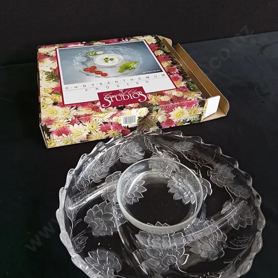 CRYSTAL CLEAR STUDIOS CHRYSANTHEMUM FROSTED CHIP AND DIP SET, BOXED
