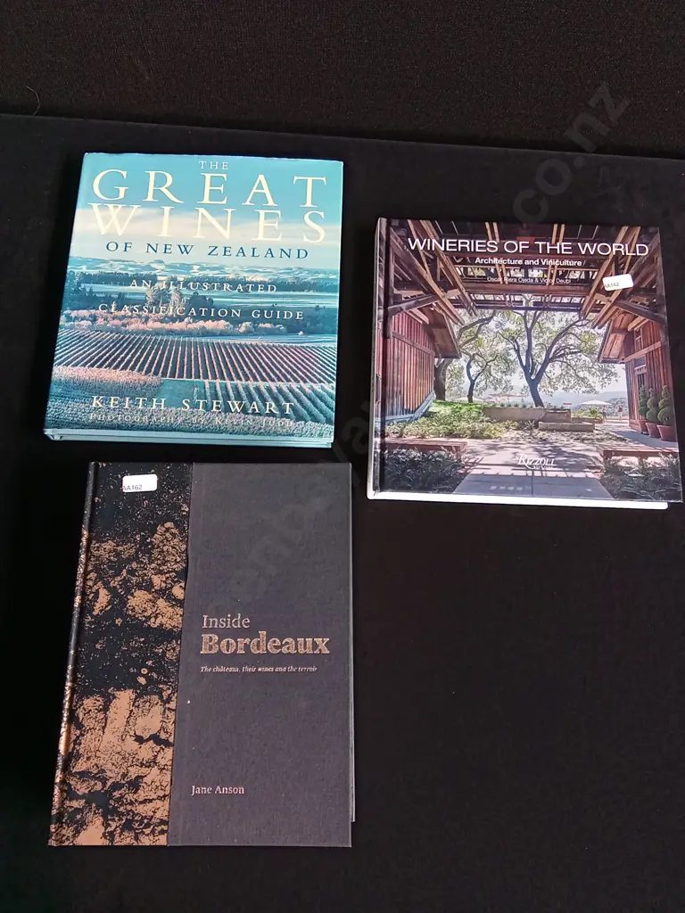 3 PIECES BOOKS ON WINE Image 1++