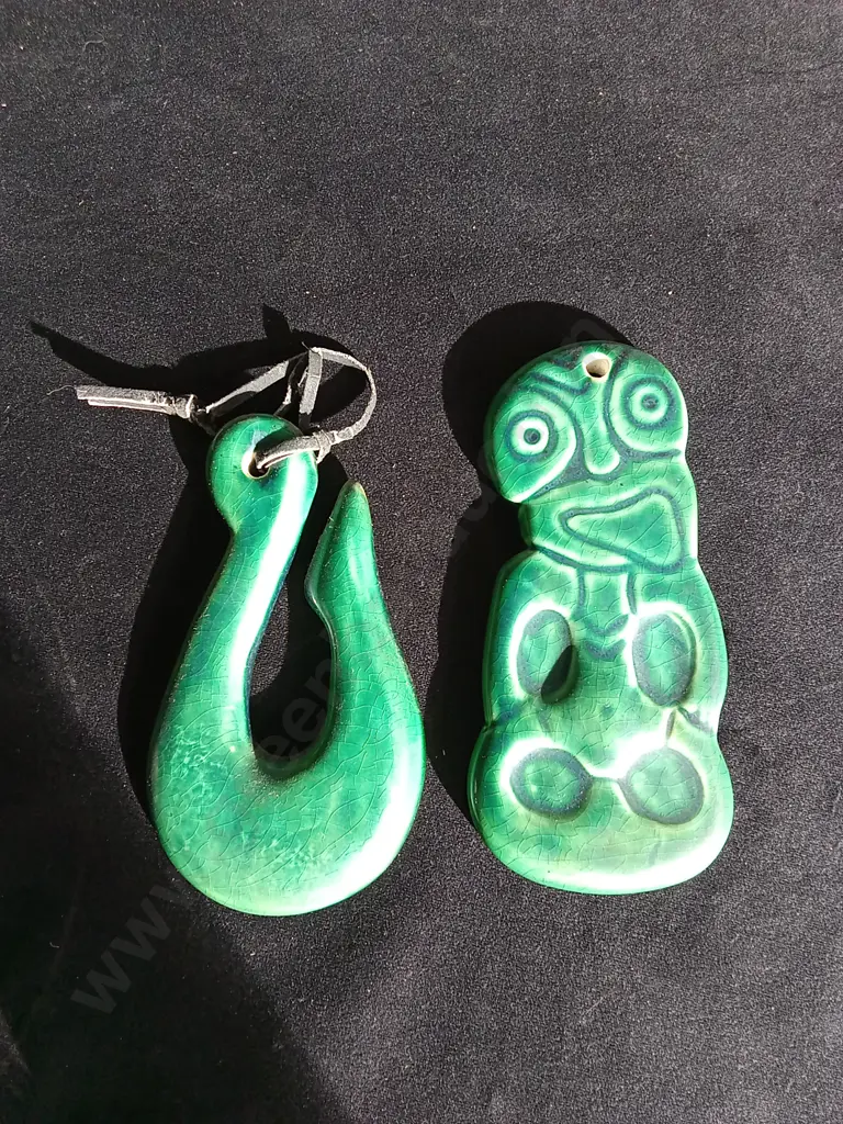 2 CERAMIC MĀORI DECORATIVE ITEMS Image 1++