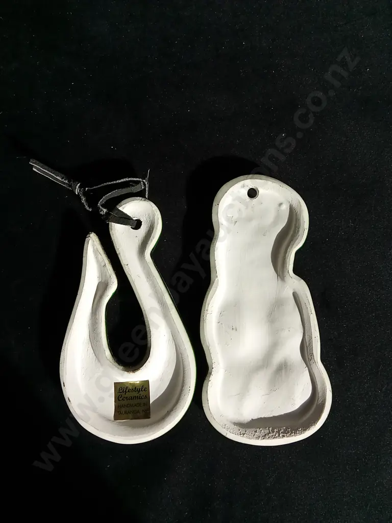 2 CERAMIC MĀORI DECORATIVE ITEMS Image 1++