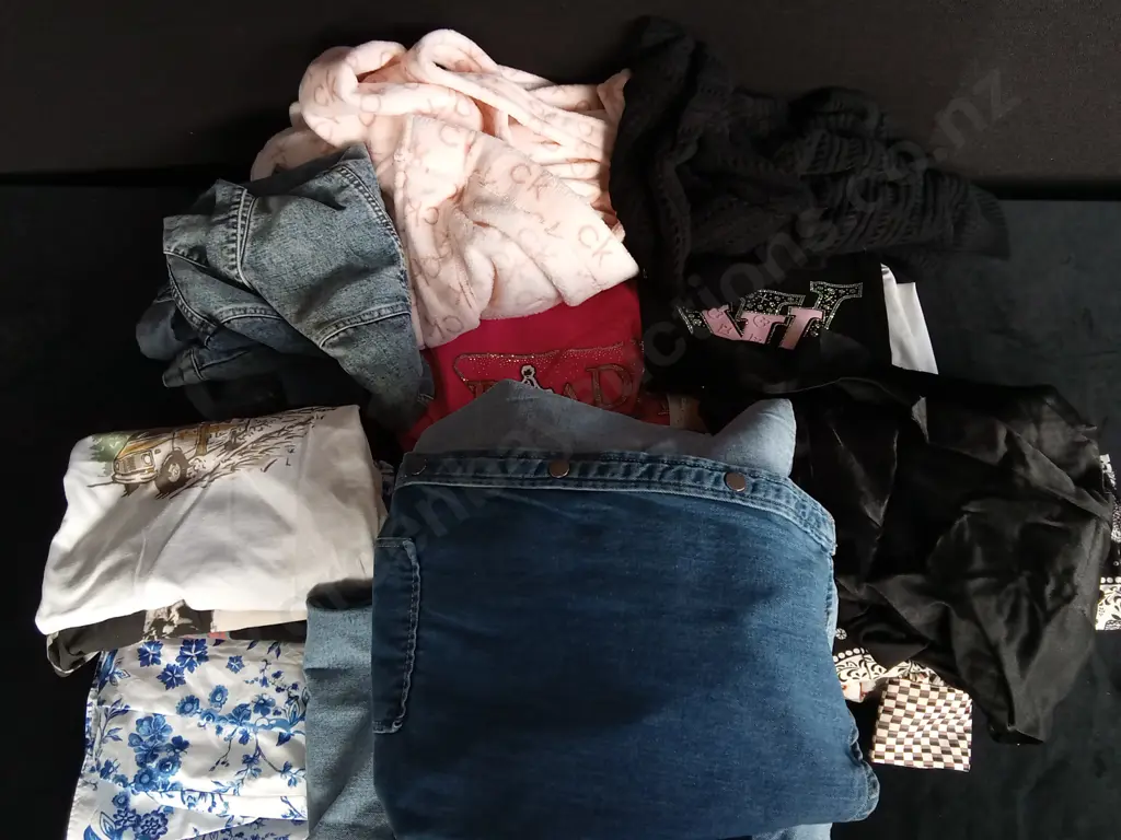 BOX OF ASSORTED WOMENS CLOTHING Image 1++
