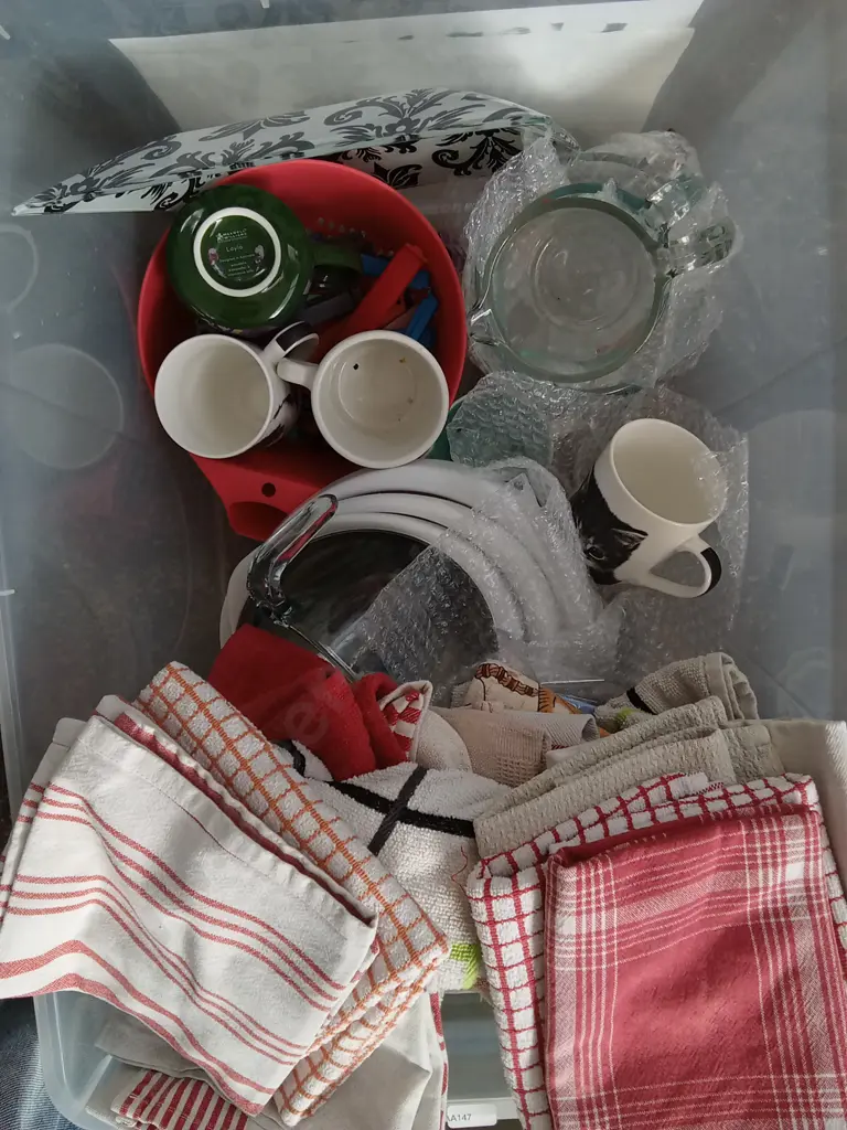 BOX OF KITCHEN ITEMS Image 1++