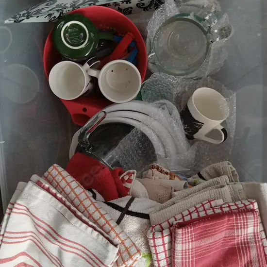 BOX OF KITCHEN ITEMS