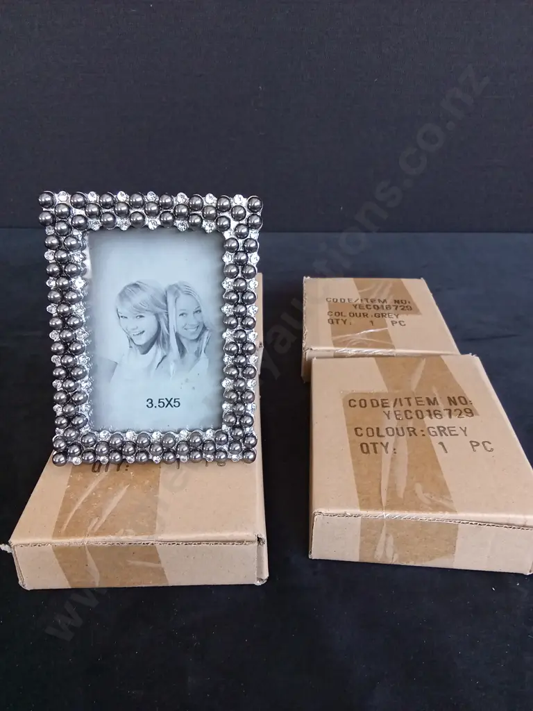 4 GREY 3.5 X 5 PHOTO FRAMES Image 1++
