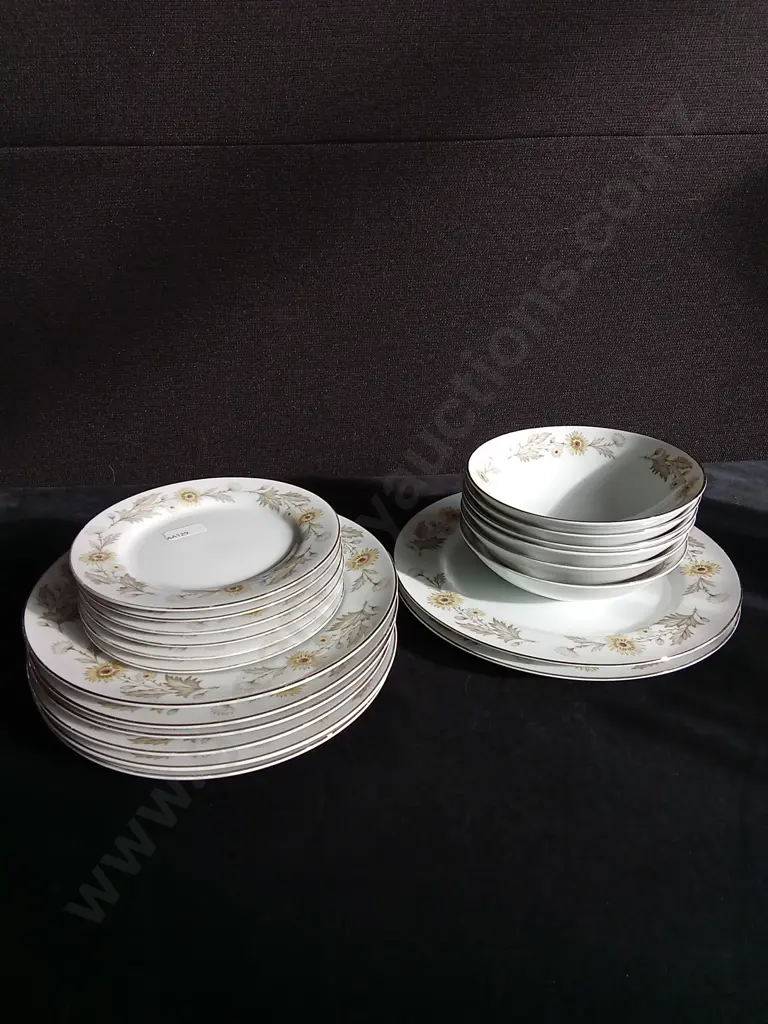 20 PIECE FINE CHINA SET Image 1++