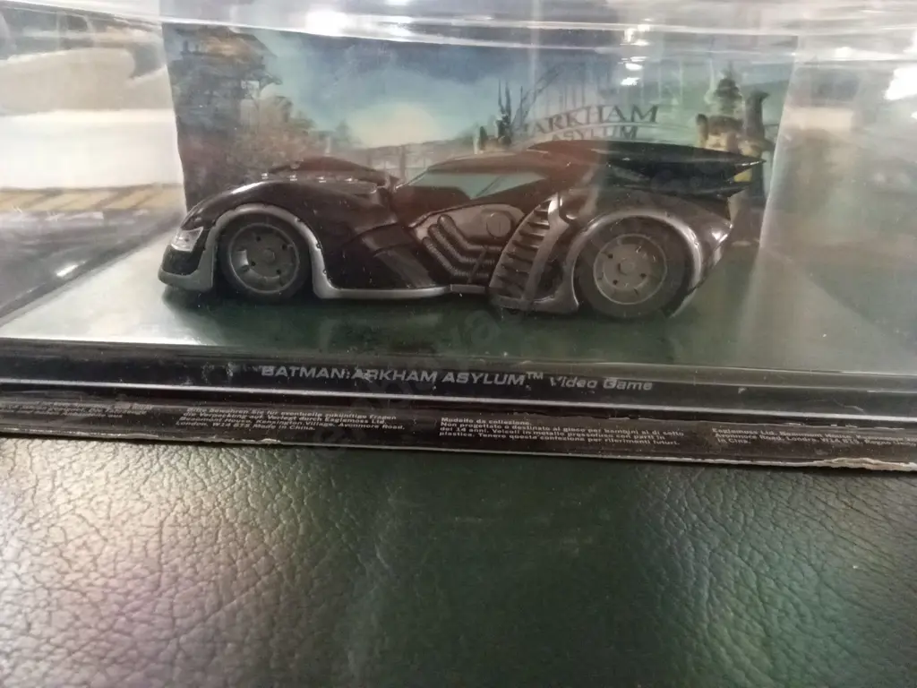 EAGLEMOSS BATMAN AUTOMOBILIA BATMAN ARKHAM ASYLUM VIDEO GAME 1:43 PACKAGED PLUS CORRESPONDING MAGAZINE Image 1++