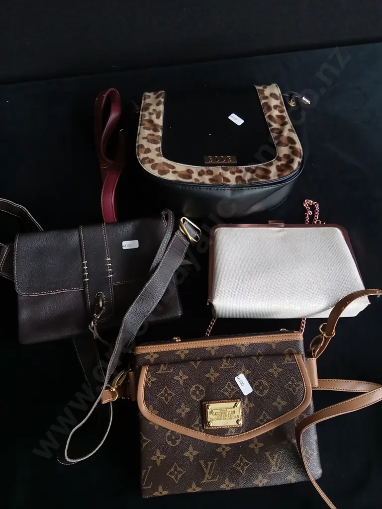 4 PIECES HANDBAGS Image 1++